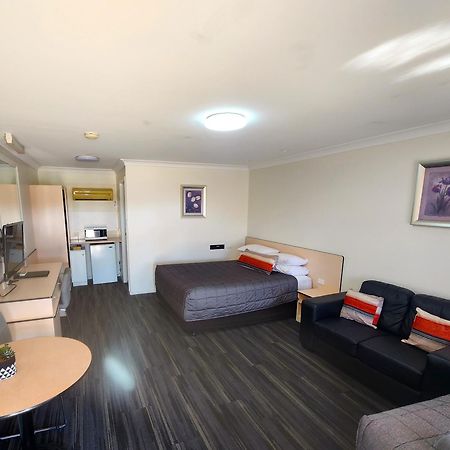 Highway Inn Motel Hay Bagian luar foto
