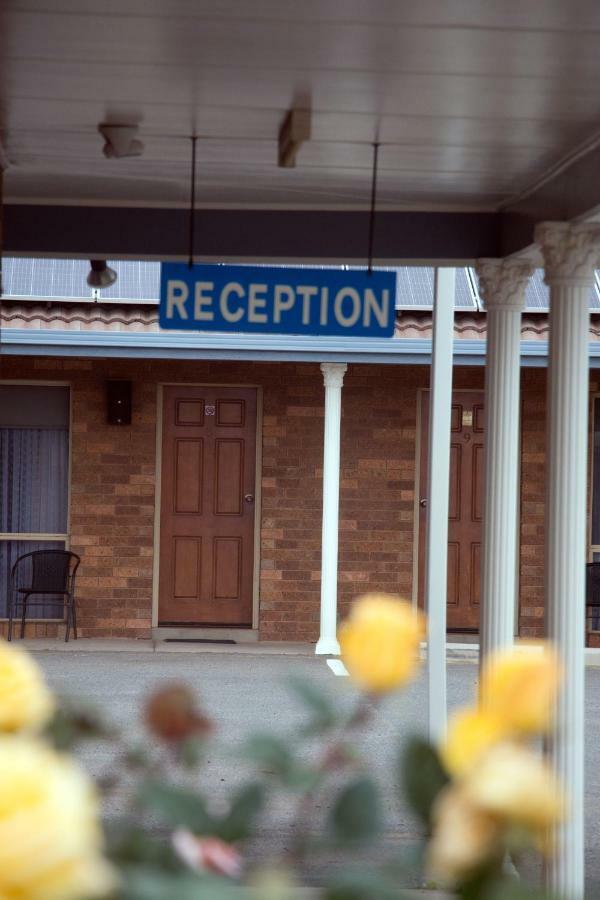 Highway Inn Motel Hay Bagian luar foto